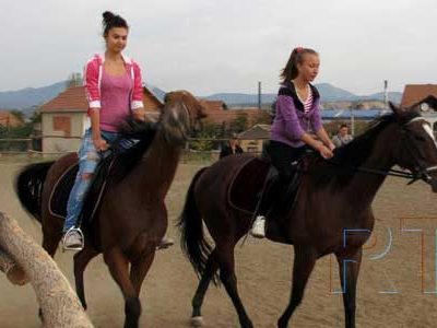 Са младим јахачима на борском хиподрому