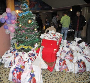 Басен даривао новогодишње пакетиће деци у хранитељским породицама