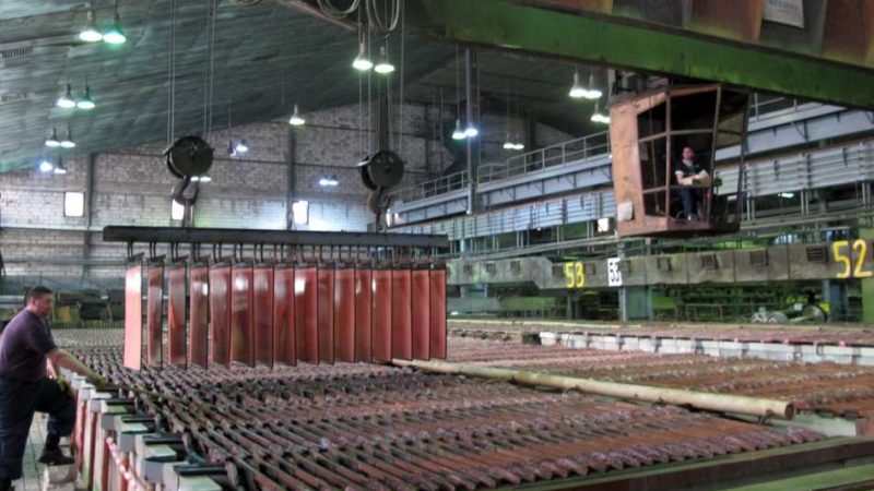 Побољшани сви технолошки параметри У јулу топионичари дали 7.050 тона анодног, електртолизери 4.737 тона катодног бакра и "сумпораши" 28.011 тона киселине. – В. Јаношевић: И Топионица и Сумпорна су после ремонта радиле врло добро, па можемо бити задовољни како је обављен. - У јулу поново "подигнута" количина мобилисаног бакра на близу 4.000 тона, тако да се стварају предуслови да августовска продукција буде боља од јулске ТИР. – Топионица је у јулу примила укупно 5.631 тону бакра у концентрату, од чега 4.038 тона из басенских рудника (225 тона из Јаме, 1.882 тоне из Рудника "Велики Кривељ" и 1.930 тона из Рудника бакра Мајданпек), као и 1.593 тоне из увозног концентрата (услужна прерада). Како је нагласио Владимир Јаношевић, извршни директор за ТИР, прерађено је 25.833 тоне сувог концентрата и произведено је 7.050 тона анодног бакра (227 тона, у просеку, дневно) који је испоручен Електролизи. Очекивано искоришћење "црвеног" метала из свежих (сопствених) сировина достигло је 98,2 процента (пројектовано 98,5%), чиме су овде, такође, веома задовољни и спремни да га у августу поправе. - Другог јула је почела прва производња у овом месецу, јер смо тада "изашли" из планираног годишњег ремонта Топионице и Фабрике сумпорне киселине. Проблем су била та два дана док смо напунили флеш-пећ, а остало време после ремонта смо ефективно радили. Прерада је била врло коректна, пошто је ремонт добро обављен (три кључне активности били су радови на електрофилтеру, санација котла у Топионици, као и сејање катализатора у Сумпорној). Јулски производни биланс ТИР-а је одличан, с обзиром на то да прва два дана после ремонта није било продукције. Да је било, "изашли" бисмо на 7.500 тона анода, колико је и било планирано. Топионица је после ремонта радила врло добро, па можемо бити задовољни како је обављен. Иста ситуација је и са Сумпорном где су, такође, завршене све предвиђене активности. Резултат тога је да су у јулу сви технолошки параметри били у пројектованим границама, а неки и побољшани. Свакодневно пратимо и сатне извештаје – који од технолошких параметара, поготово на флеш-пећи, одступа. Сада су сви у дозвољеним границама. Ту, првенствено, мислим на температуре које су критичне у филтерима, котлу, пећи, раслојавање. Прогноза је да ће август бити добар месец када је реч о производним дометима, јер имамо све предуслове, а први је добро обављен ремонт – нагласио је Јаношевић. Фабрика сумпорне киселине пратила је производњу у Топионици, "покупила" и прерадила сав гас и у јулу дала 28.011 тона киселине. Увек се држи 4.000-5.000 тона на залихама (2.000 тона је потребно за процес). Реч је о неопходним, минималним залихама, што говори да се сва произведена количина сумпорне киселине испоручи купцима. Из Електролизе је у јулу изашло укупно 4.737 тона катодног бакра, од чега је 3.350 тона "црвеног" метала "извучено" из сопствених сировина. Наш саговорник наглашава да генерално могу бити задовољни овим резултатима имајући у виду да је овај погон остао шест дана без анода, да је дошло до наглог пражњења електролитичких ћелија, тако да се смањио мобилисани бакар, а производња зато била нешто мања. Међутим, све је ово било очекивано, с обзиром на планирани ремонт. Параметри се држе у добрим границама, почев од ретура који је у јулу био 16 одсто (12,57% од почетка године). У јулу је поново "подигнута" количина мобилисаног бакра на близу 4.000 тона (за комерцијалну употребу), тако да се стварају предуслови да августовска продукција буде боља од јулске. Регенерација је забележила изванредну производњу - 120 тона бакар-сулфата (плавог камена). РЈ за производњу племенитих метала, такође, прати катодни бакар. Јаношевић додаје да су прерађивачки металуршки погони "непромењена прича". У Ливници бакра и бакарних легура ради само Ливница фазонских одливака, и то стандардни програм, првенствено за потребе басенских рудника РББ-а и РБМ-а (израда чаура, наливање лежајева). Ситуација је иста и у Фабрици бакарне жице - нема могућности за пуштање линије дипформинг жице с обзиром на њен велики капацитет и недостатак тржишта. Тамо тренутно ради само погон синтер-металургије. У прерађивачким погонима остао је минимални број радника, док су остали распоређени у Топионицу, Сумпорну и Електролизу. После ремонта и нова енергана веома добро ради, будући да су поправљени параметри на котлу-утилизатору у Топионици. Бележи се изванредна продукција паре, па је после дужег времена и производња електричне енергије близу пројектоване (25 мегават часова). Стара Енергана је током застоја Топионице обезбеђивала топлотну енергију за потребе Електролизе и осталих погона, као и индустријску и пијаћу воду. Такође, овде су наставили припрему старих котлова за предстојећу грејну сезону, када је потребно догревање за рад агрегата у предузећу. Транспорт ТИР-а је и овог месеца био на висини задатка. Превезао је, допремио и претоварио сав терет. Опслужио је све погоне ТИР-а и део РББ-а (домаћим концентратима бакра, хладним материјалом, кварцом и свим неопходним репроматеријалима) . - Успешно смо пребродили сезону годишњих одмора, јер се у јулу обично осећа недостатак радне снаге. То се овог пута није одраазило на производњу у ТИР-у, већ смо са радницима који су остали завршили ремонт и пребродили све остало – закључује Јаношевић.